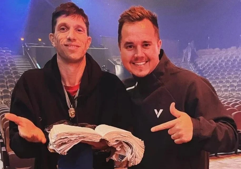 Homem se converte após ler Bíblia de pastor que foi perdida há 15 anos